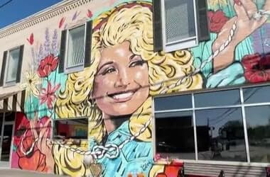 Georgia town honors Dolly Parton and Carl Dean's love story